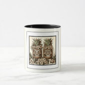 Twee Grooms Gay Ananas Tiki Hoofd Retro Bruiloft Mok (Midden)