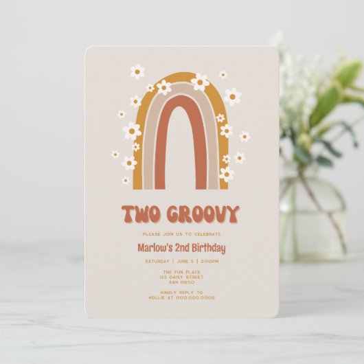 Twee Groovy Daisy Rainbow 2e Birthday Uitnodiging (Staand voorkant)