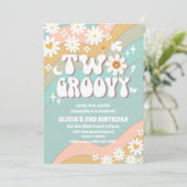 Twee Groovy Daisy Verjaardagsuitnodigingen Kaart (Staand voorkant)