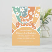 Twee Groovy Retro Sunshine Rainbow Daisy Uitnodigi Kaart (Staand voorkant)
