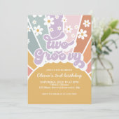 Twee Groovy Retro Sunshine Rainbow Daisy Uitnodigi Kaart (Staand voorkant)