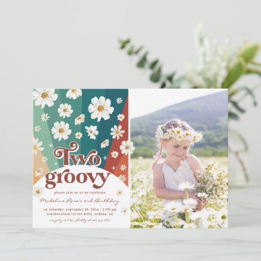 Twee Groovy Second Birthday | Retro Daisy Rainbow Kaart (Staand voorkant)