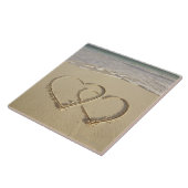 Twee grote harten op het strand met tegeltje (Zijkant)