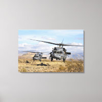 Twee H-60 Pavehawk-helikopters die zich voorbereid