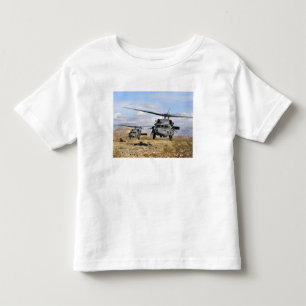 Twee H-60 Pavehawk-helikopters die zich voorbereid Kinder Shirts