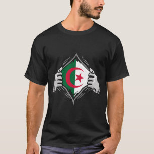 Twee handen die de vlag van Algerije aan het licht T-shirt