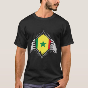 Twee handen die de vlag van Senegal aan het licht T-shirt