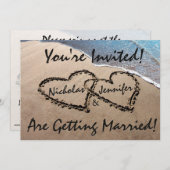 Twee harten in het zand strand huwelijksuitnodigin kaart (Voorkant / Achterkant)