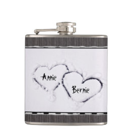 Twee harten, vers wit, sneeuw met grijs hout heupfles