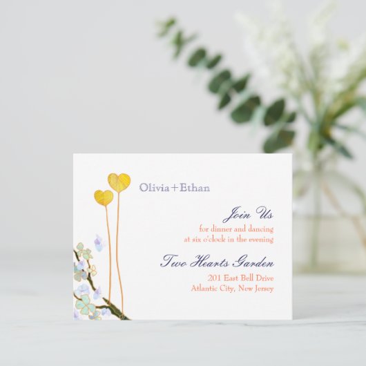 Twee harten Wit-witbruiloft Uitnodiging Briefkaart (Staand voorkant)