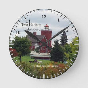 Twee havenvuurtoren en bootklok ronde klok