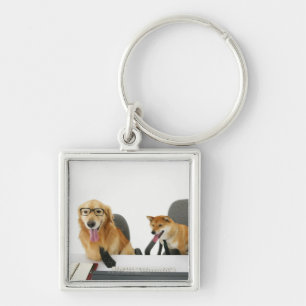 Twee honden met een stropdas en een bril, zittend sleutelhanger