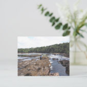 Twee inheemse meisjes in het landschap briefkaart (Staand voorkant)