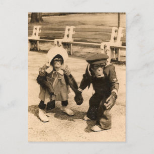 Twee jonge chimpansees die elkaars hand vasthouden briefkaart