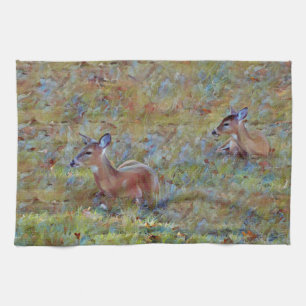 Twee jonge herten rusten in Meadow Art Handdoek