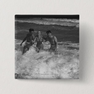 Twee jonge mannen en vrouwen die in golf B&W spele Vierkante Button 5,1 Cm