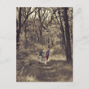 Twee jongens op een wandelpad briefkaart