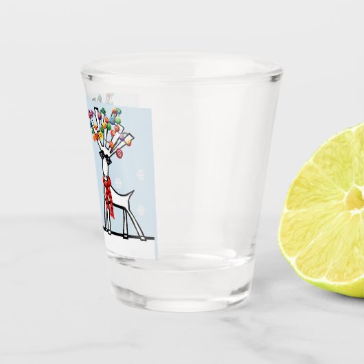 Twee kerstfeestrendieren met sneeuwvlokken shot glas (Rechts)