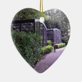 twee kinderen in het park keramisch ornament (Rechts)