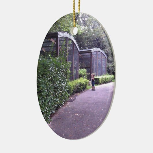 twee kinderen in het park keramisch ornament (Links)