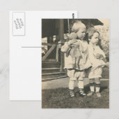Twee kinderen met een pop buiten briefkaart (Voorkant / Achterkant)