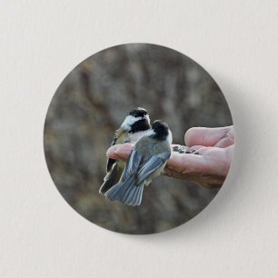 Twee kippen op een hand ronde button 5,7 cm