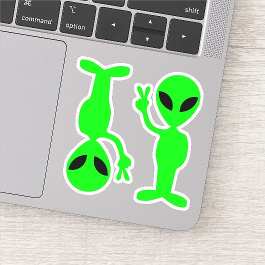 Twee kleine groene vrede aliens sticker (Detail)