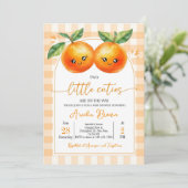 Twee kleine schatjes zijn op de weg uitnodiging Si (Staand voorkant)