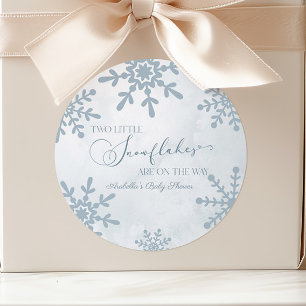 Twee kleine sneeuwvlokken Winter Twins Baby shower Ronde Sticker