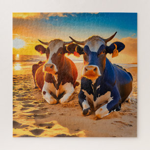 Twee koeien op een zonsondergang verlicht strand v legpuzzel