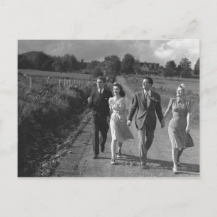 Twee koppels lopen op landweg B&W Briefkaart