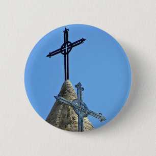 Twee kruisen ronde button 5,7 cm