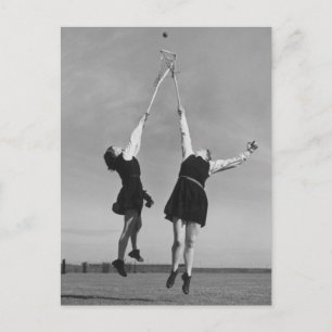 Twee lacrosse spelers springen voor de bal. briefkaart