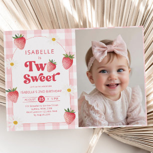 Twee lieve meisje aardbei 2e verjaardag partij fot kaart