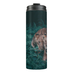 TWEE LIONEN OP GROENE PLANTEN THERMOSBEKER