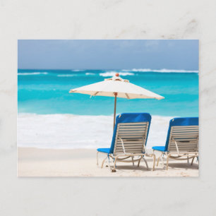 Twee lounges op het strand van de oceaan briefkaart
