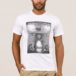 Twee meisjes die met kerstmis bij een haard zitten t-shirt