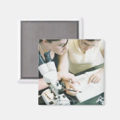 Twee meisjes met microscoop magneet (Voorkant / Achterkant)