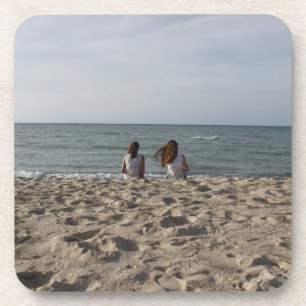 Twee meisjes op Sandy Beach: 2 Girls Face Windy Oc Onderzetter
