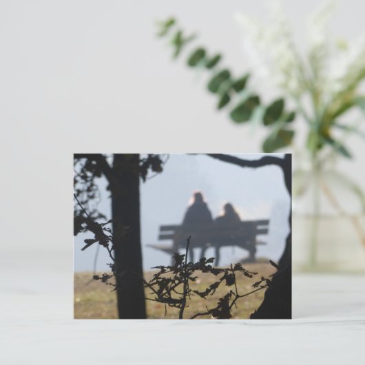 Twee mensen zitten op een bank DIY Briefkaart (Staand voorkant)