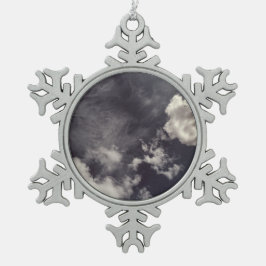 Twee metalen wolken tin sneeuwvlok ornament