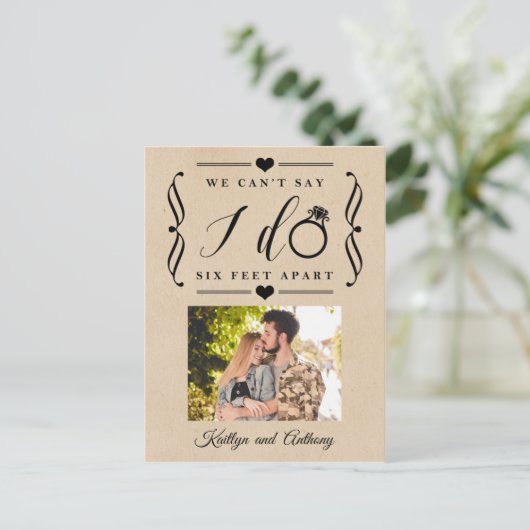 Twee Meter Trouwdatum Uitgesteld Verandering van D Aankondigingskaart (Staand voorkant)