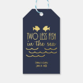 Twee Minder Vis in het Zee Navy Gold Bruiloft Cadeaulabel (Achterkant)