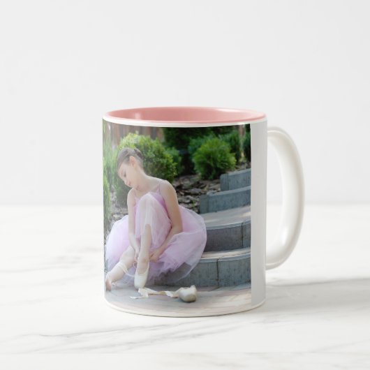 Twee mok koffie met een balletkind in roze. (Voorkant rechts)