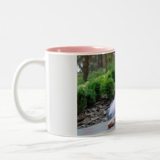 Twee mok koffie met een balletkind in roze. (Links)