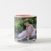 Twee mok koffie met een balletkind in roze. (Center)
