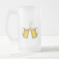 Twee mokken met een licht bier.