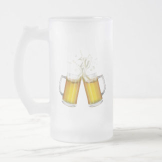 Twee mokken met een licht bier.