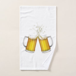 Twee mokken met een licht bier. handdoek
