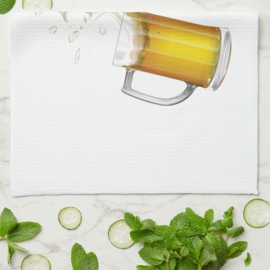 Twee mokken met een licht bier. theedoek (Gevouwen)